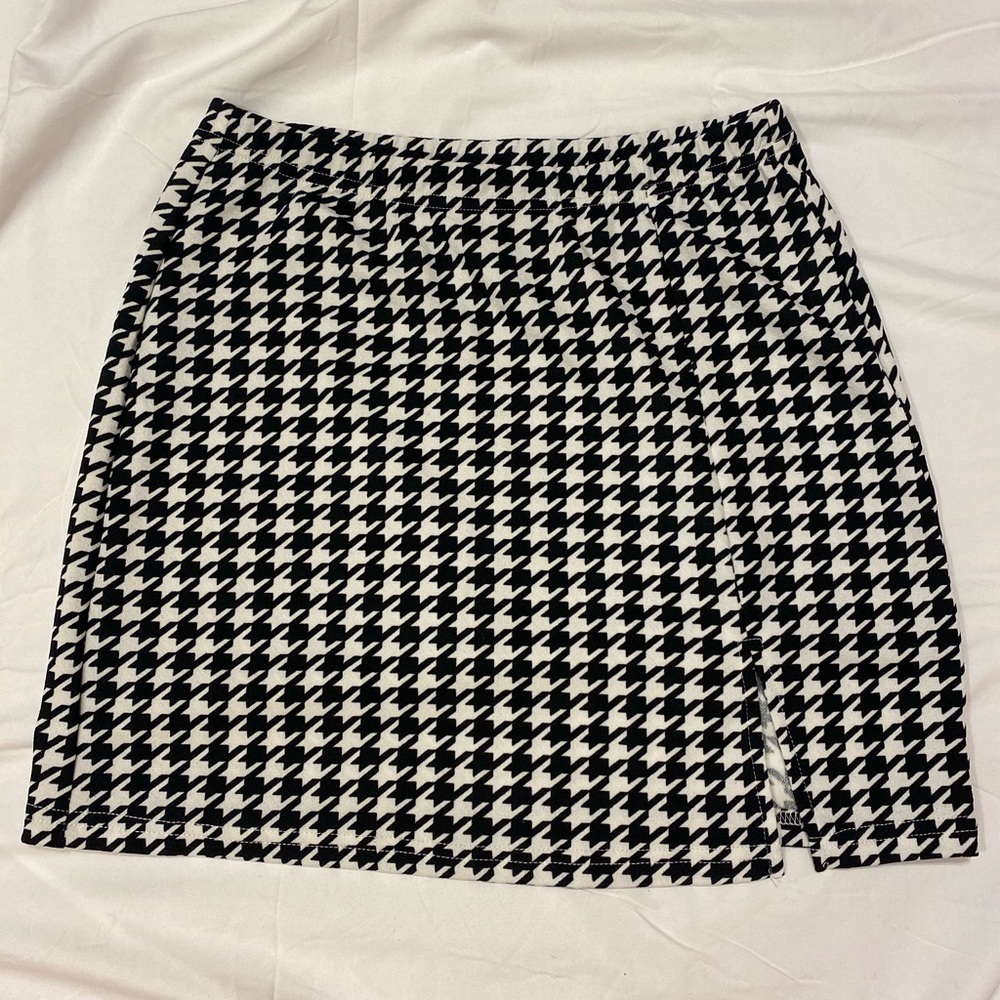 Black and white pattern mini skirt